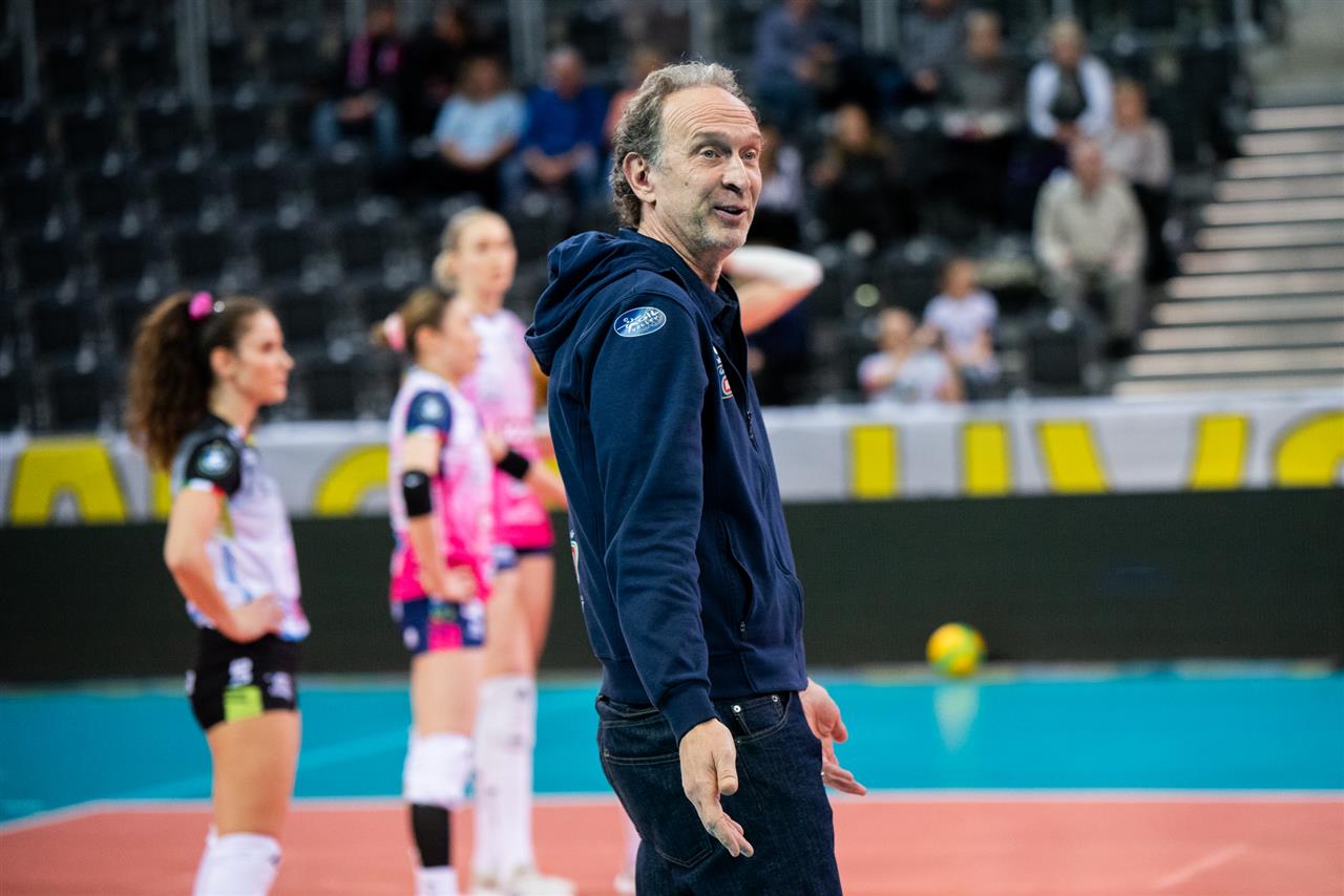 CLB h&agrave;ng đầu nước &Yacute; - Novara khẳng định niềm tin tuyệt đối v&agrave;o HLV Lorenzo Bernardi