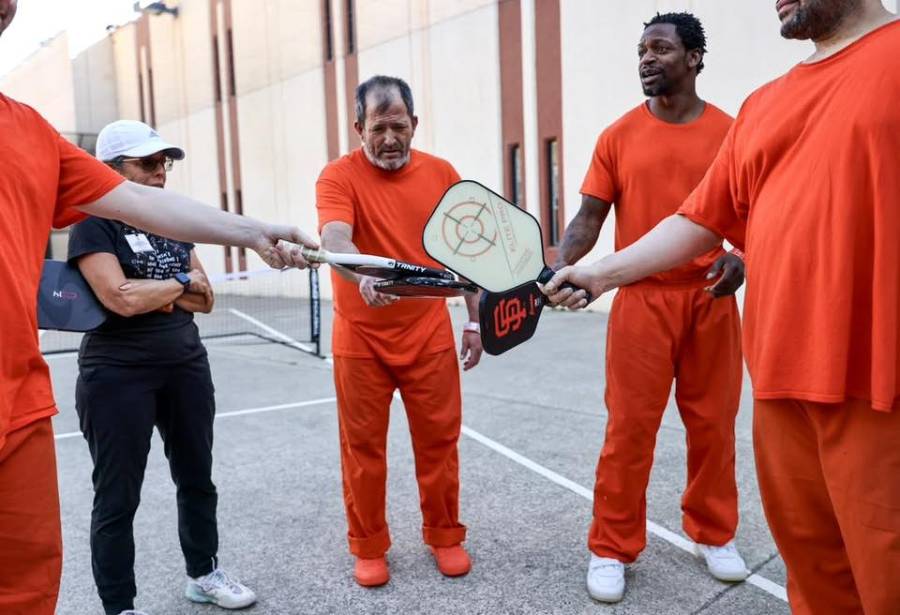 Pickleball sau song sắt: Khi thể thao trở th&agrave;nh ch&igrave;a kh&oacute;a t&aacute;i h&ograve;a nhập cộng đồng