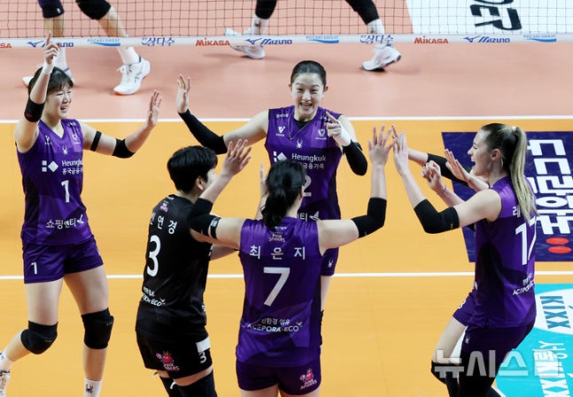 Ch&iacute;nh phủ H&agrave;n quốc v&agrave;o cuộc vụ ch&ecirc;nh lệch lương giữa b&oacute;ng chuyền nam v&agrave; nữ