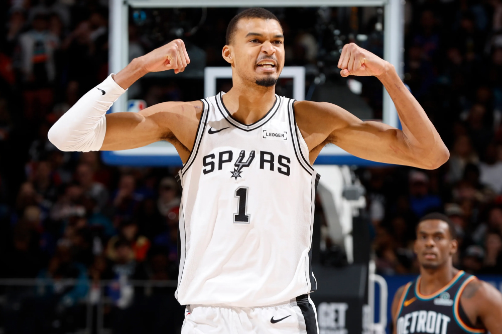 Lấy thủ b&ugrave; c&ocirc;ng, Victor Wembanyama trở th&agrave;nh cầu thủ đầu ti&ecirc;n đạt c&uacute; đ&uacute;p giải thưởng NBA