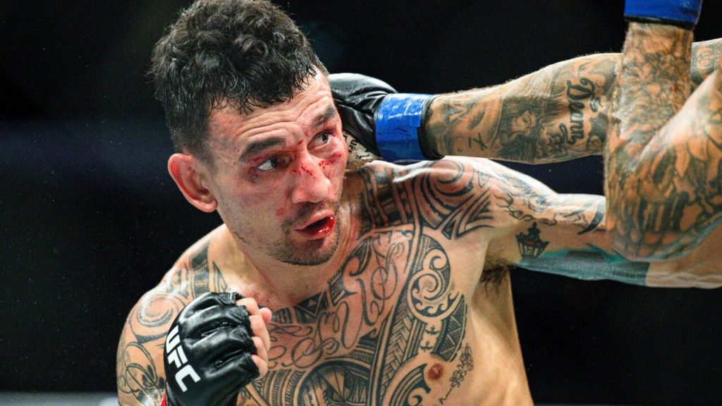 Thường bị bắt chước nhưng l&agrave;m kh&ocirc;ng tới, Holloway dạy c&aacute;c v&otilde; sĩ c&aacute;ch tạo ra khoảnh khắc tỷ đ&ocirc; trước UFC 326