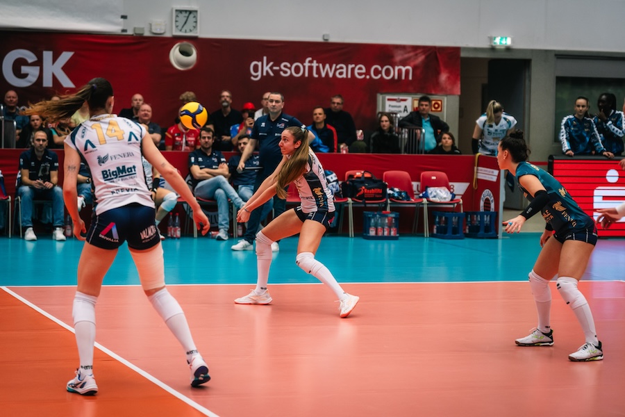 Chieri ngược d&ograve;ng kịch t&iacute;nh trước Dresdner ở b&aacute;n kết CEV Cup nữ