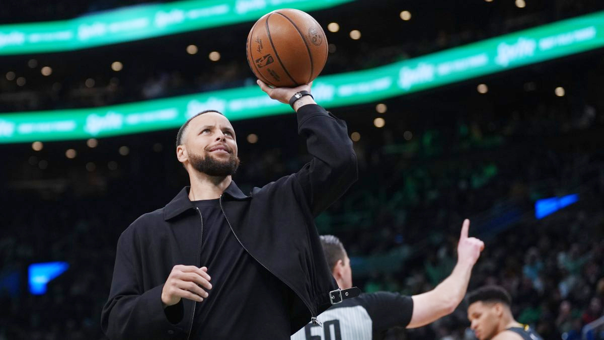 Cổ động vi&ecirc;n qu&aacute; kh&iacute;ch bị trục xuất khỏi nh&agrave; thi đấu v&igrave; k&eacute;o &aacute;o Stephen Curry