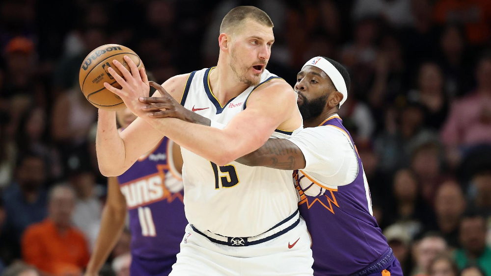 Ba lần gi&agrave;nh MVP NBA, Nikola Jokic vẫn trăn trở v&igrave; chưa biết c&aacute;ch... qu&aacute;t th&aacute;o đồng đội