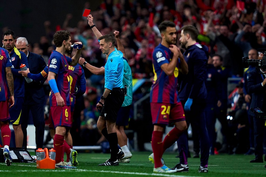 Lời nguyền ch&acirc;u &Acirc;u tiếp tục đeo b&aacute;m Barcelona với việc c&aacute;c trung vệ bị đuổi khỏi s&acirc;n