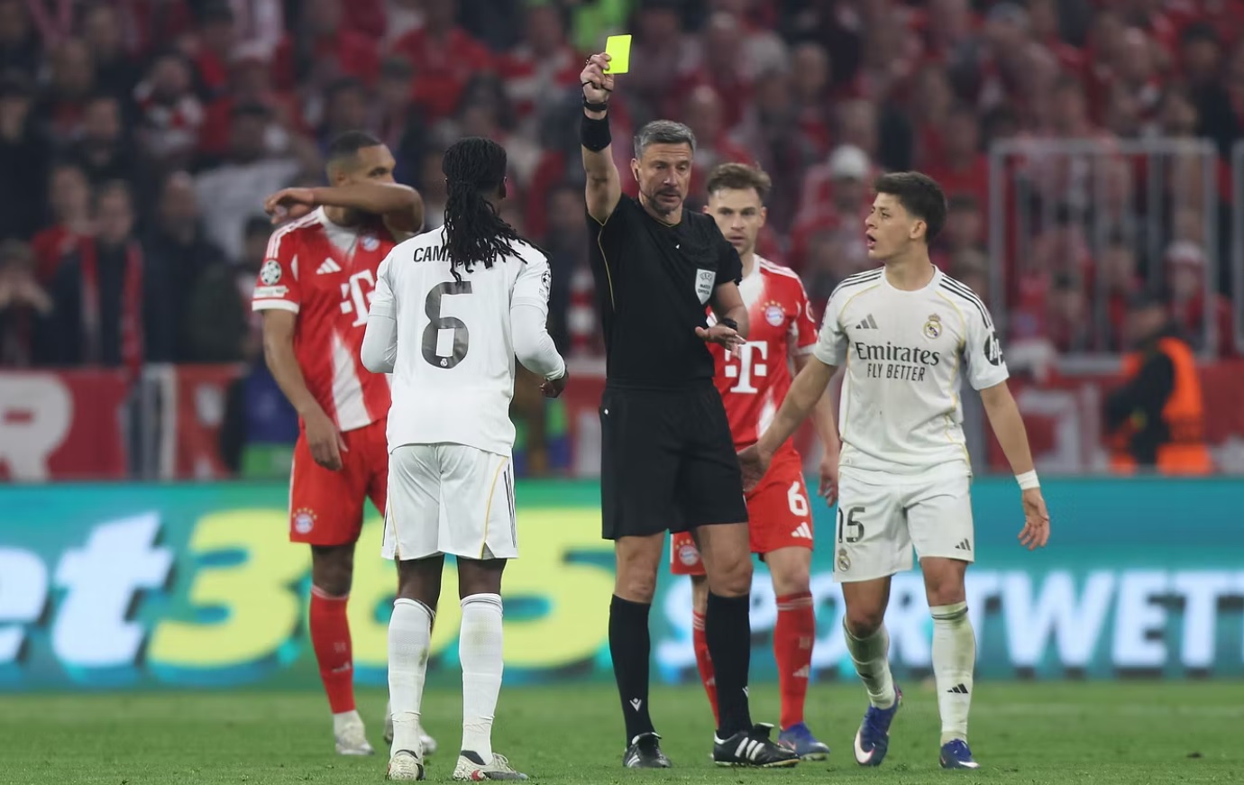 Thẻ đỏ tranh c&atilde;i của Camavinga khiến Real Madrid tr&uacute;t giận v&agrave;o trọng t&agrave;i