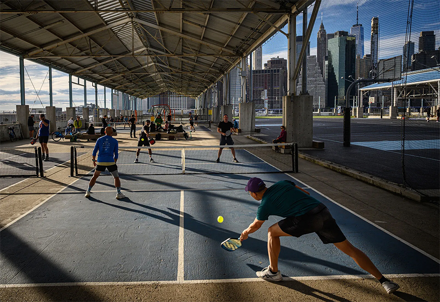 Pickleball vượt b&oacute;ng đ&aacute;, trở th&agrave;nh m&ocirc;n thể thao ph&aacute;t triển nhanh nhất thế giới