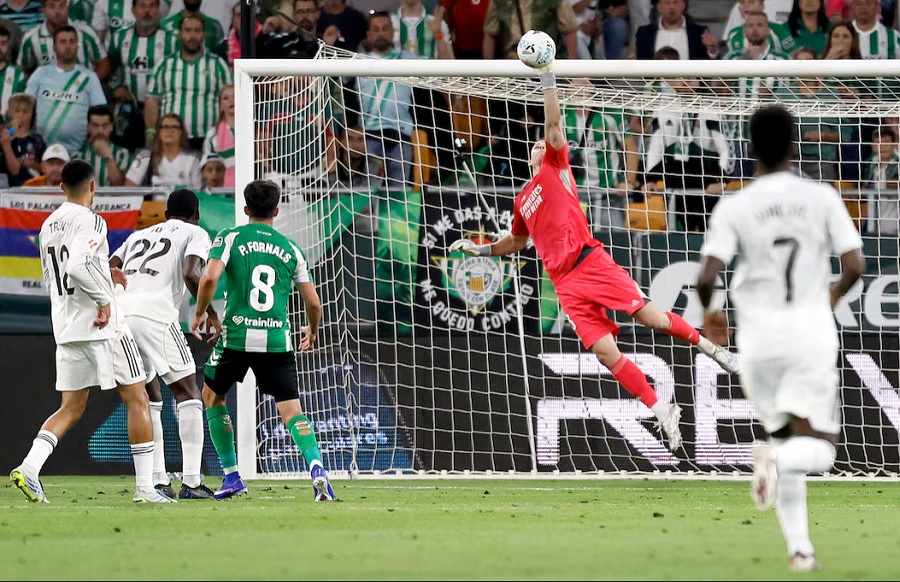 Thủ m&ocirc;n cứu thua 5 lần, Real Madrid vẫn kh&ocirc;ng giữ sạch lưới 10 trận li&ecirc;n tiếp