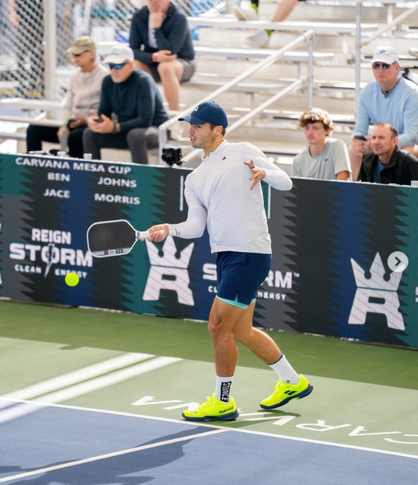 Vũ kh&iacute; sở trường: C&uacute; tr&aacute;i tay hai lớp (Two-handed backhand)