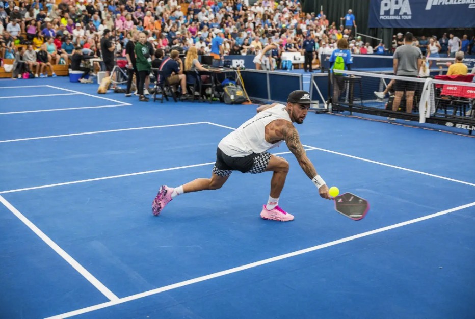 Cơn &aacute;c mộng chấn thương của d&acirc;n văn ph&ograve;ng tập chơi Pickleball