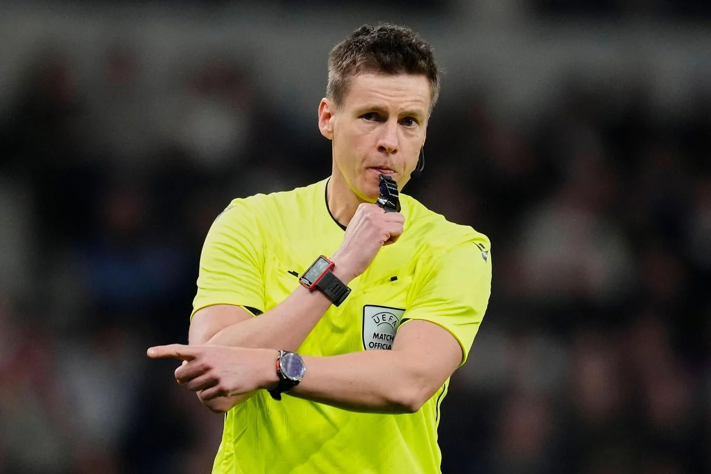 Trọng t&agrave;i Daniel Siebert trải l&ograve;ng trước khi bắt ch&iacute;nh trận chung kết Champions League lịch sử