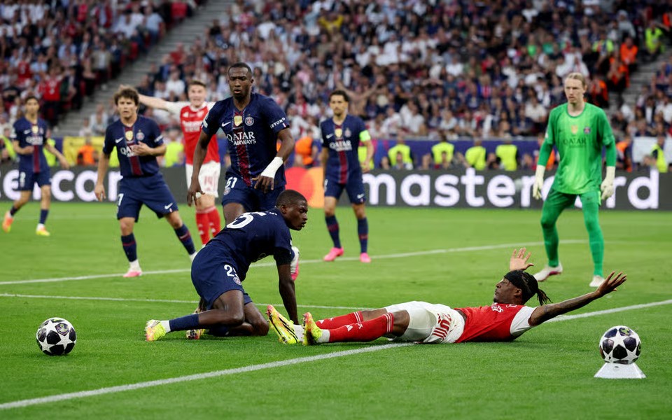 V&igrave; sao Arsenal kh&ocirc;ng được hưởng quả phạt đền trong trận chung kết Champions League?