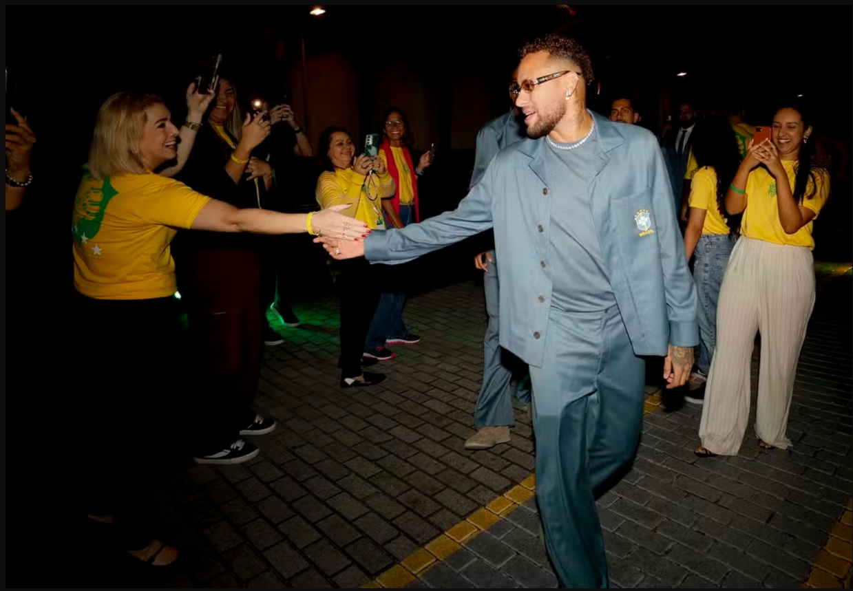 Brazil mang 10 tấn h&agrave;nh l&yacute; v&agrave; 