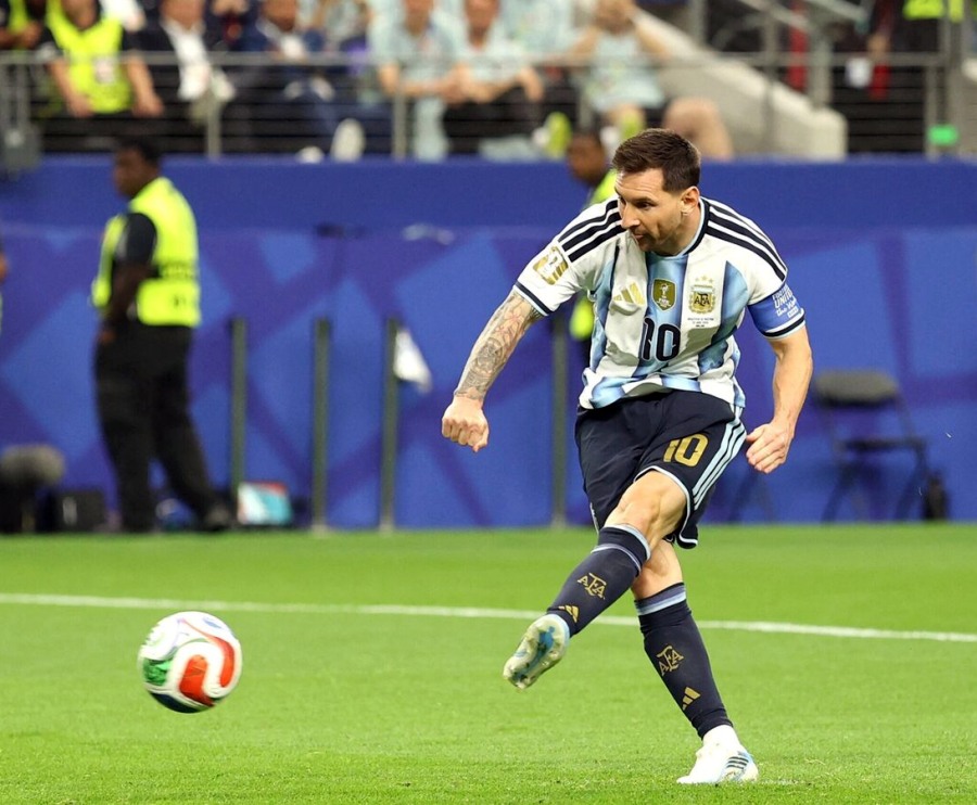 VIDEO Khoảnh khắc Messi... s&uacute;t trượt penalty v&agrave; đi v&agrave;o lịch sử
