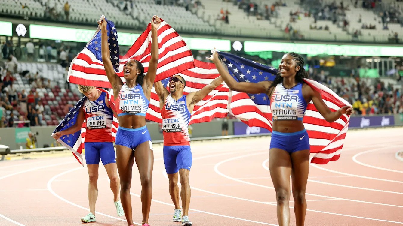 Đội chạy 4x400m nam nữ Mỹ phá kỷ lục thế giới tại giải điền kinh lớn nhất hành tinh