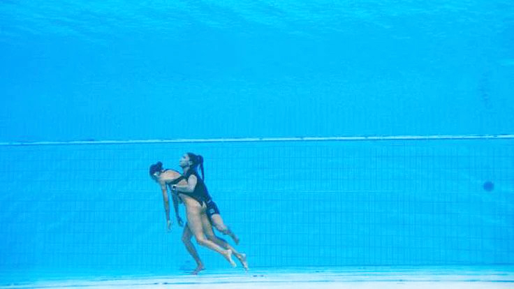 Nữ VĐV bơi nghệ thuật bị ngất, chìm xuống đáy bể tại giải vô địch thế giới