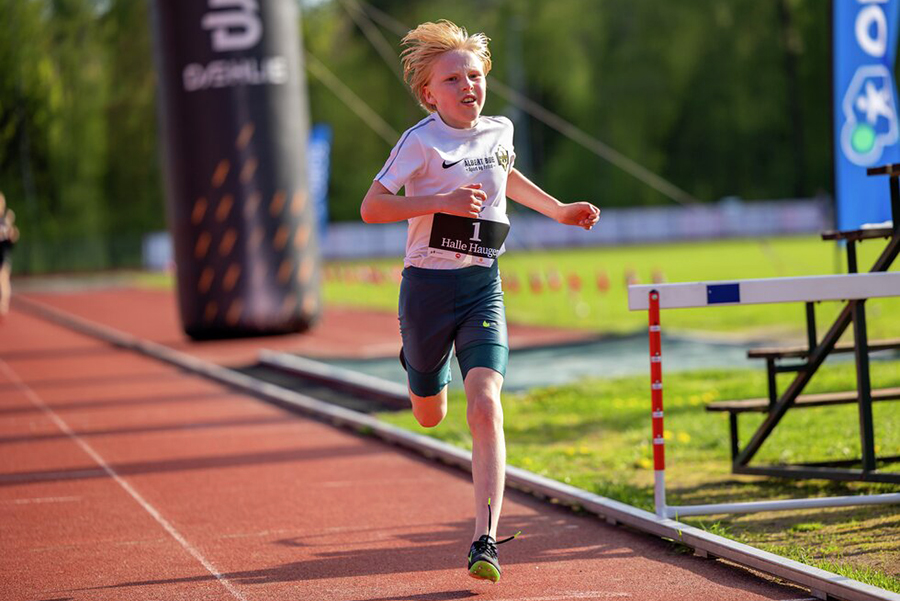 Cậu bé 11 tuổi chạy 10km 34 phút, sở hữu nhiều thông số điền kinh gây sốc