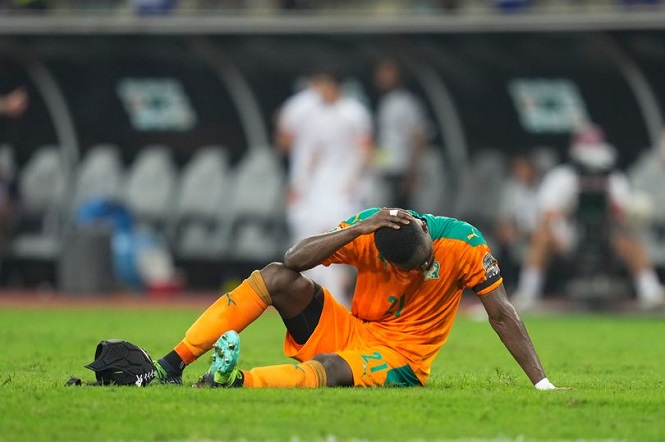 Hậu vệ MU “bắt chước” Fernandes sút hỏng phạt đền ở Cúp châu Phi