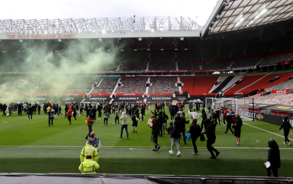 CĐV MU tràn vào sân Old Trafford ngay trước trận gặp Liverpool