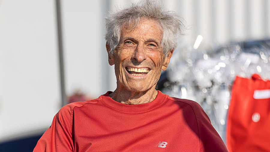 Cụ ông 93 tuổi mất sụn gối lập kỷ lục chạy 5km
