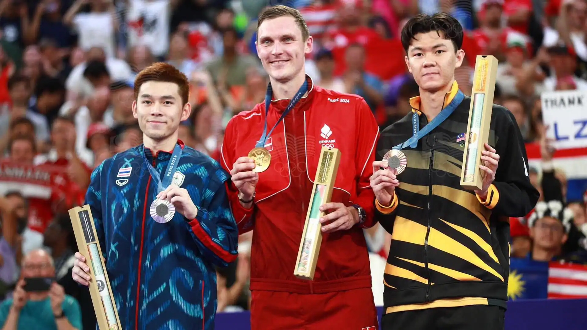 Cựu số 1 thế giới Viktor Axelsen bảo vệ ngôi vô địch cầu lông Olympic, nhưng không dám so sánh với Lin Dan