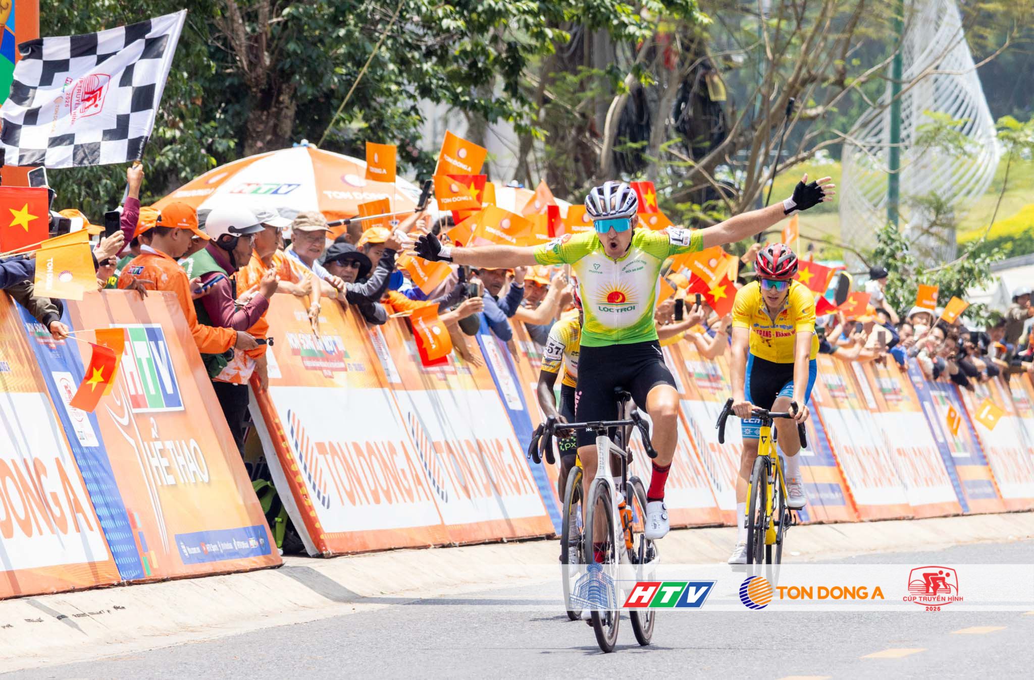 Chặng 16 xe đạp C&uacute;p Truyền h&igrave;nh TPHCM 2026: Đ&egrave;o Kh&aacute;nh L&ecirc; đổi chủ &Aacute;o Chấm Đỏ v&agrave; chiến thắng nghẹt thở của Sergei Kulikov