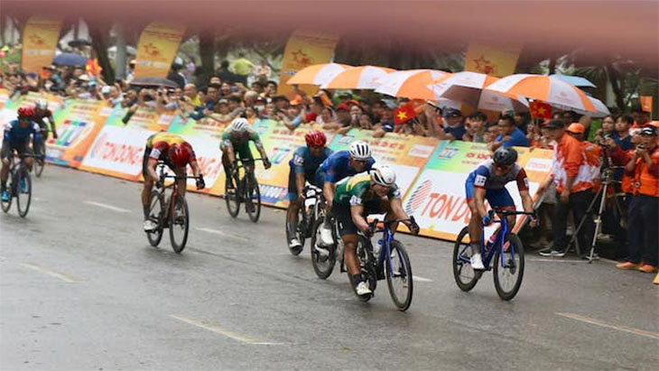 Trần Tuấn Kiệt phá màn độc diễn của các tay đua xe đạp ngoại ở Cúp Truyền hình TPHCM 2024