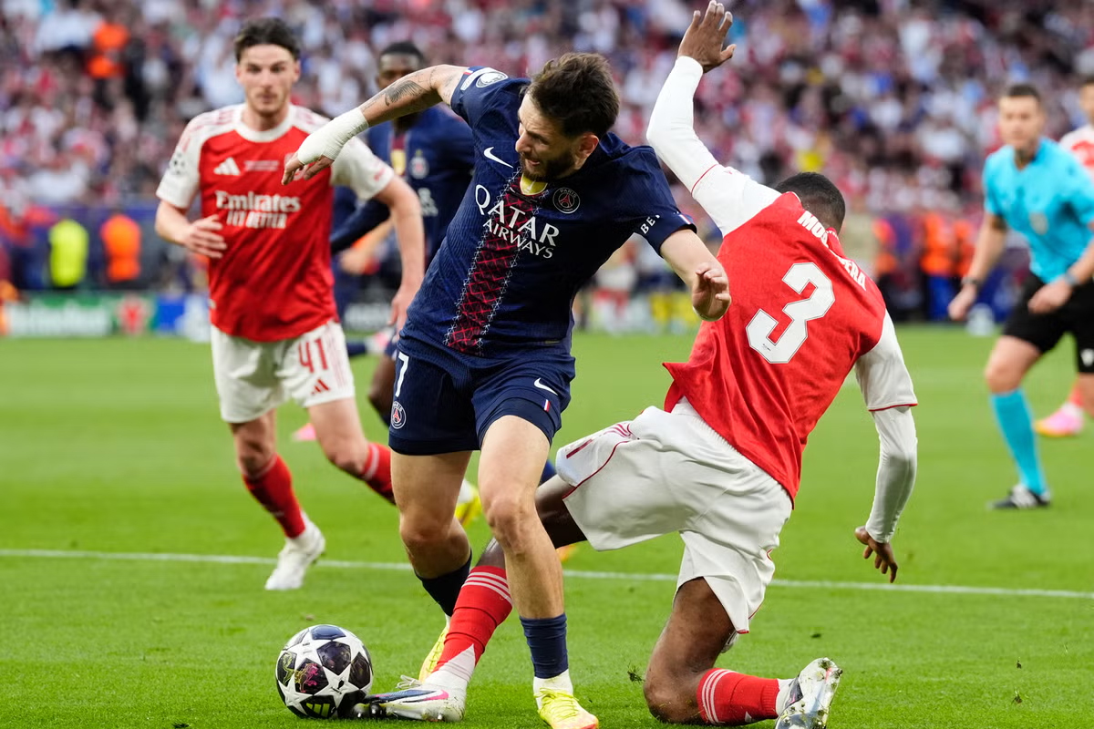 Phương &aacute;n ph&ograve;ng ngự l&ugrave;i s&acirc;u của Arsenal: Khi chiếc l&ograve; xo bị n&eacute;n qu&aacute; mức trước sức &eacute;p Paris