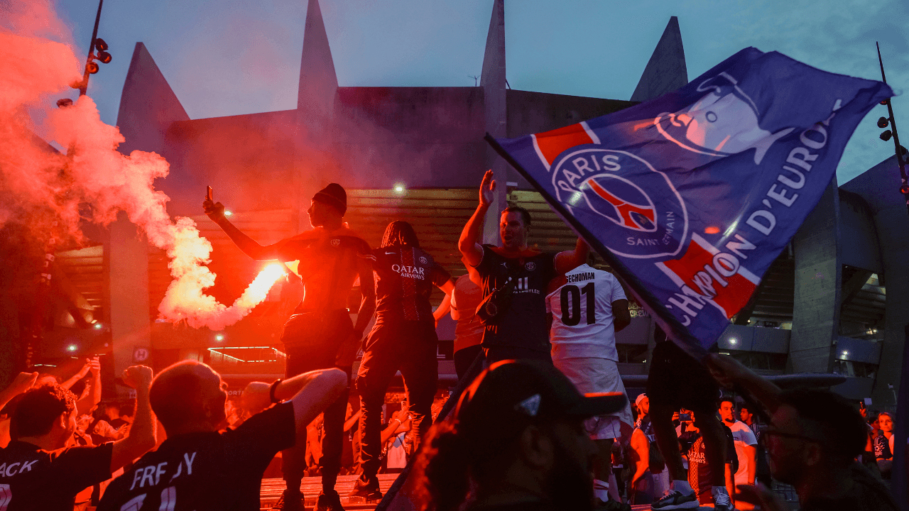 Sau đ&ecirc;m v&ocirc; địch Champions League của PSG: H&agrave;ng trăm cổ động vi&ecirc;n bị bắt giữ trong lễ ăn mừng đầy bạo lực tại Paris