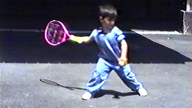 Vô địch Wimbledon lần thứ 7: Djokovic khởi đầu với chiếc vợt tennis màu hồng, vì sao?