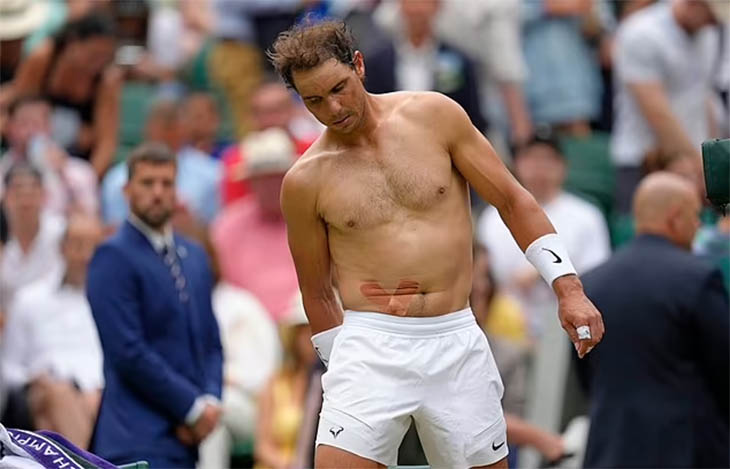 Có động tác lạ trên khán đài giải tennis Wimbledon 2022: Cha Nadal khuyên con bỏ cuộc?