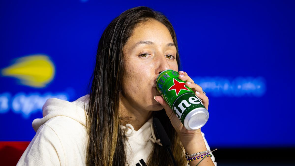 Uống bia ở họp báo US Open, sao tennis nữ con đại gia không có hợp đồng quảng cáo cho Heineken là quá phí