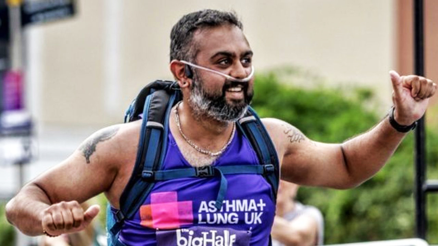 Người đàn ông bị bệnh phổi, đeo bình oxy 6kg chạy marathon