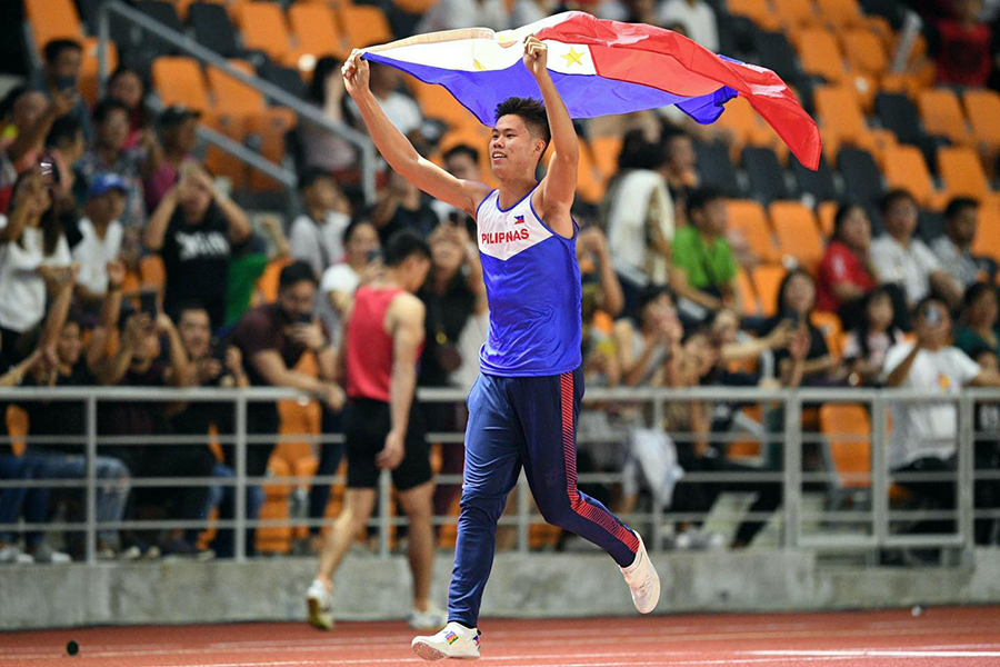 Kỷ lục gia nhảy sào SEA Games EJ Obiena giành vé dự Olympic 2024 đầu tiên cho Philippines