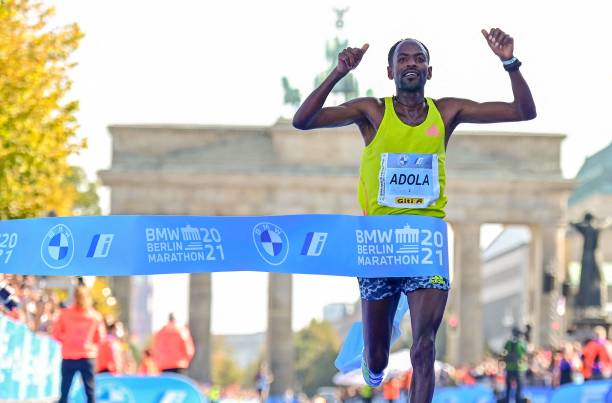 Chàng trai “cò hương” vô địch, Berlin Marathon 2021 không có kỷ lục thế giới