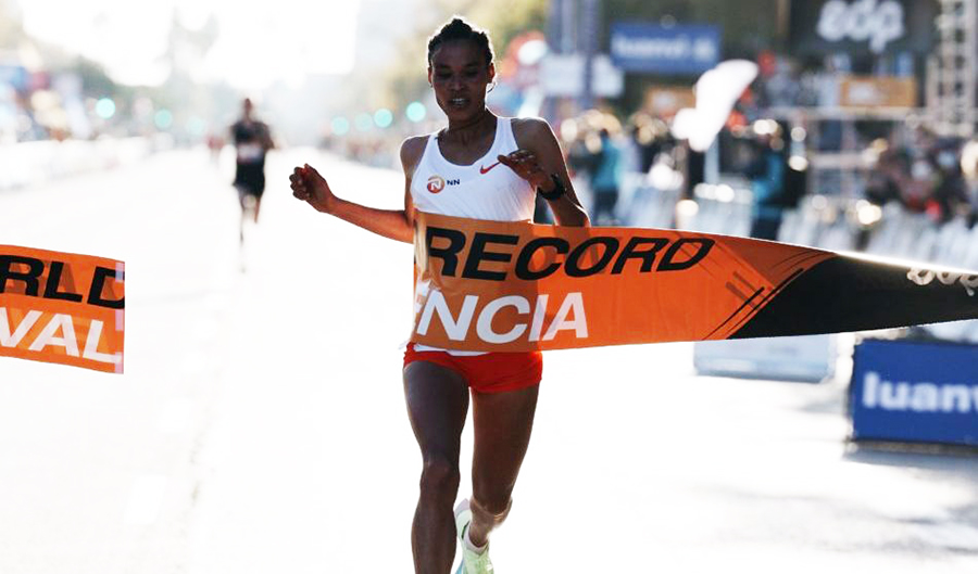 Người phụ nữ đầu tiên trên thế giới chạy bán marathon dưới 63 phút