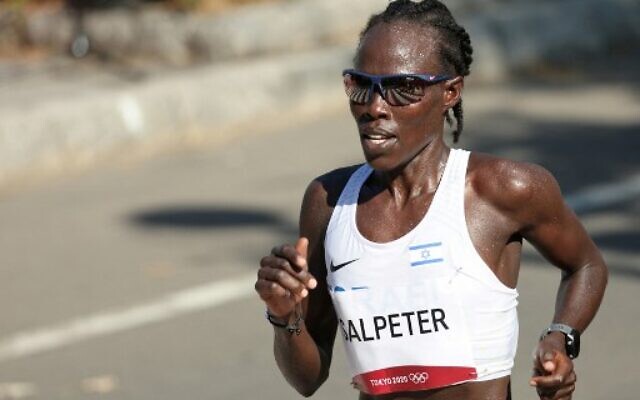 Nữ VĐV marathon suýt bỏ cuộc vì “đau bụng kinh nguyệt” ở Olympic Tokyo