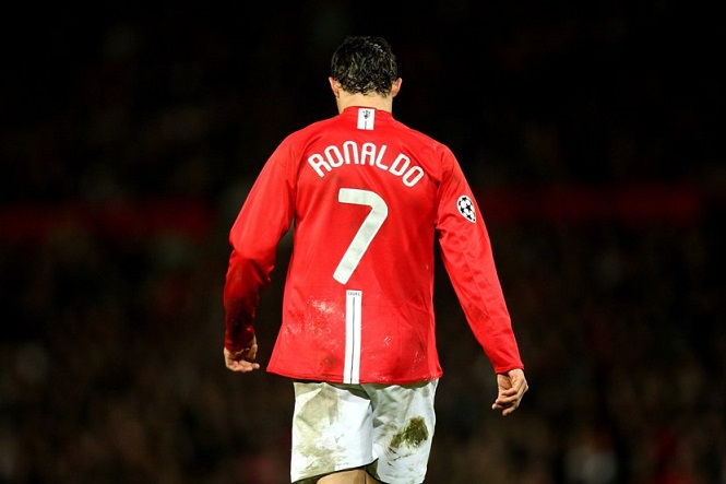 Ronaldo vẫn có thể mặc áo số 7 tại MU được lấy từ Cavani