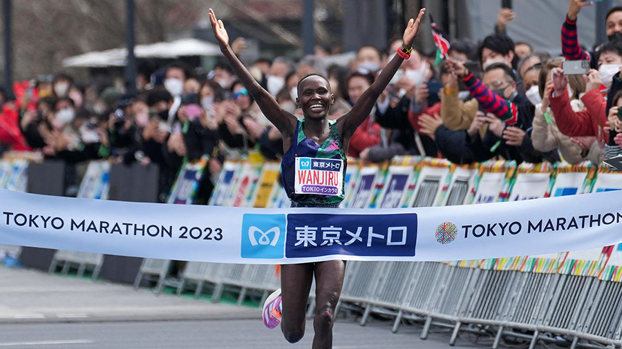 Cô gái châu Phi nặng 45kg vô địch giải chạy nhãn bạch kim Tokyo Marathon 2023
