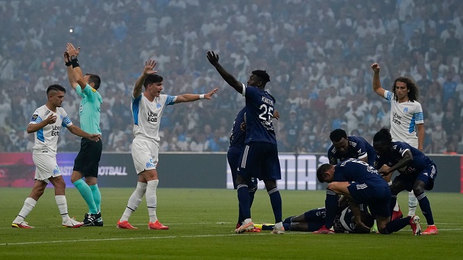 Tiền đạo của Bordeaux gục ngã trong trận gặp Marseille tại Ligue 1