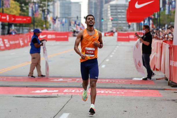 Chàng trai ít tên tuổi bất ngờ đăng quang Chicago Marathon 2021