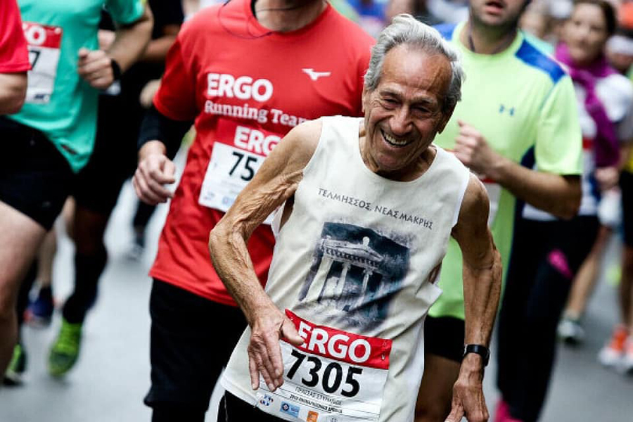 Cụ ông 90 tuổi chạy trên cung đường marathon nguyên thủy