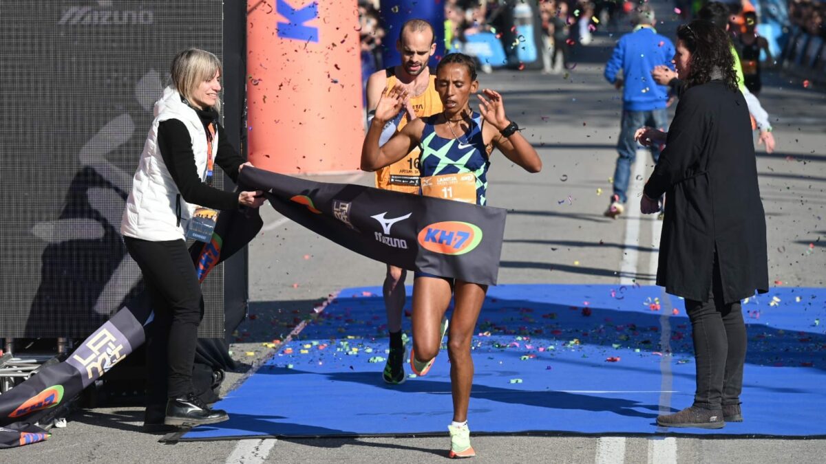 Cô gái khiếm thị chạy bán marathon với thông số đáng kinh ngạc