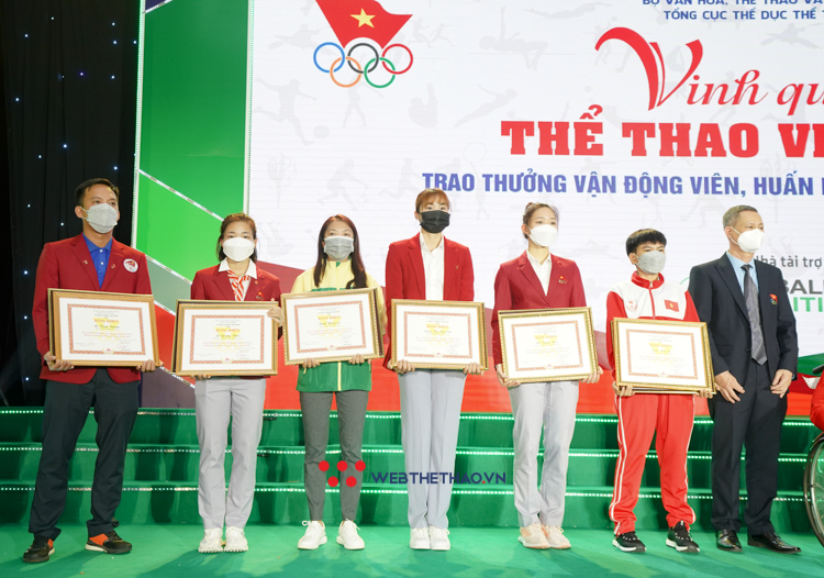 Nguyễn Thị Oanh và Quách Thị Lan rạng ngời trong lễ trao thưởng VĐV tiêu biểu năm 2021