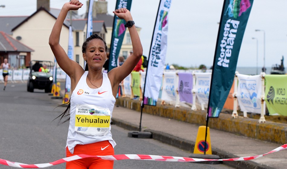 Cô gái Ethiopia phá sâu kỷ lục thế giới chạy bán marathon
