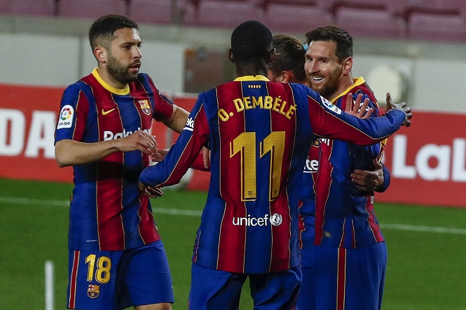 Messi giúp Barca rút ngắn khoảng cách khó tin với Atletico 