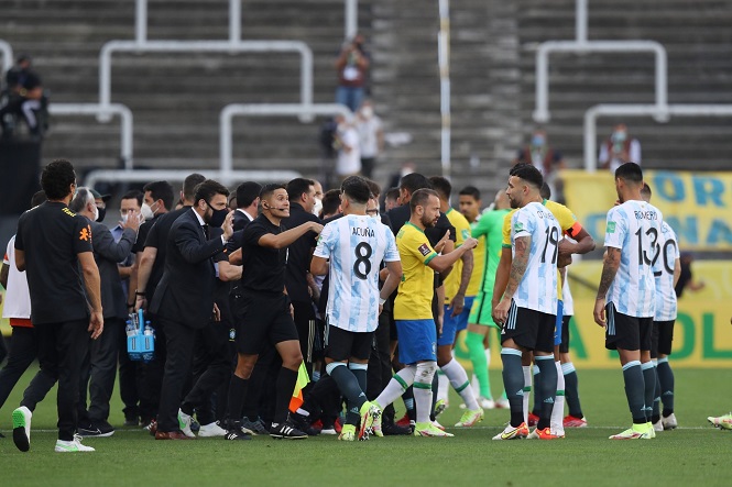 Trận Brazil vs Argentina bị đình chỉ khi 4 cầu thủ bị tố nói dối