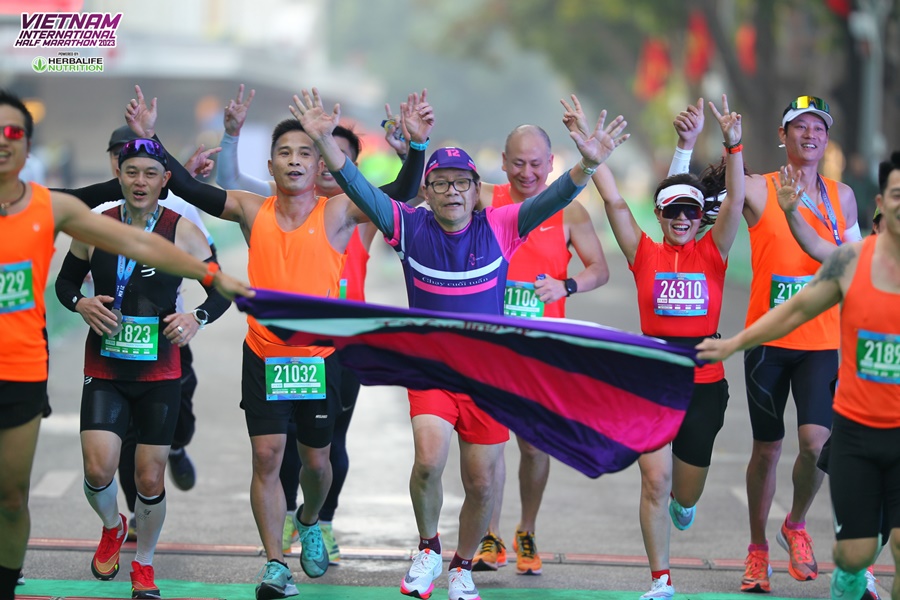 Những cảm xúc khó tả trên vạch đích Giải Bán Marathon Quốc tế Việt Nam 2023 tài trợ bởi Herbalife Nutrition