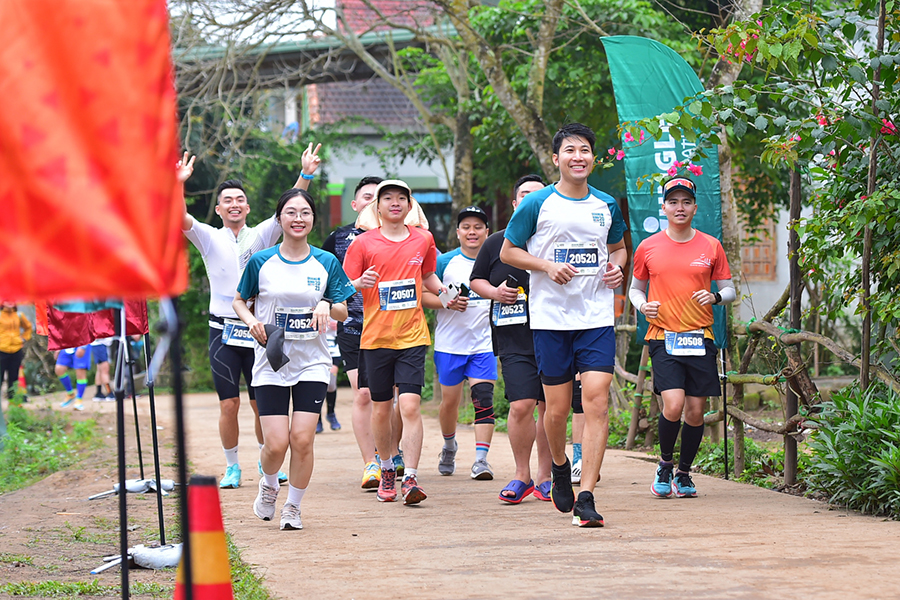 Đi chạy có vợ: Màn cầu hôn dễ thương tại giải chạy marathon Quảng Bình