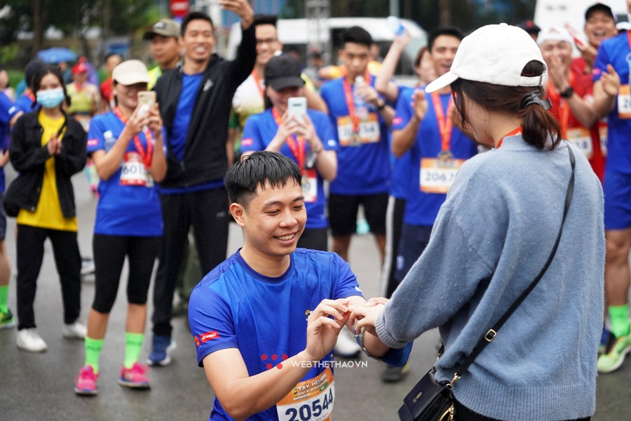 Màn cầu hôn bất ngờ “không kịp phản ứng” siêu dễ thương trên đường chạy quanh Hồ Tây